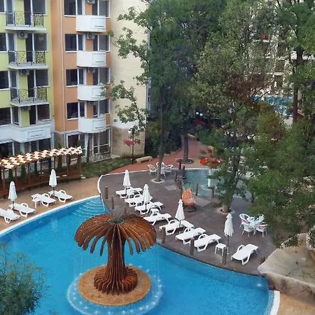 со спальней в апарт-отеле Bahami-residens Apartment *
